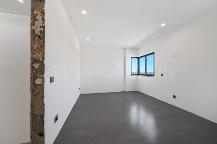 Image No.28-6 Bed Property for sale