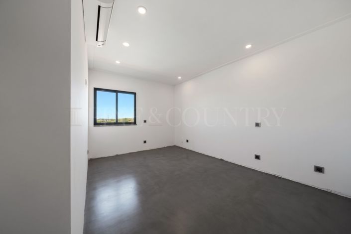 Image No.30-6 Bed Property for sale