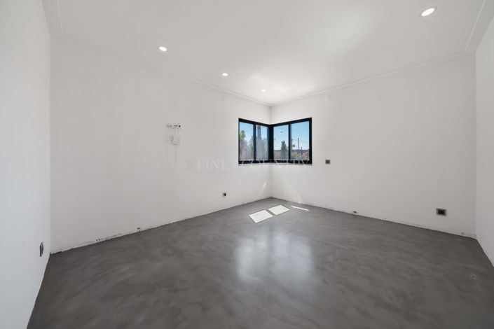 Image No.6-6 Bed Property for sale