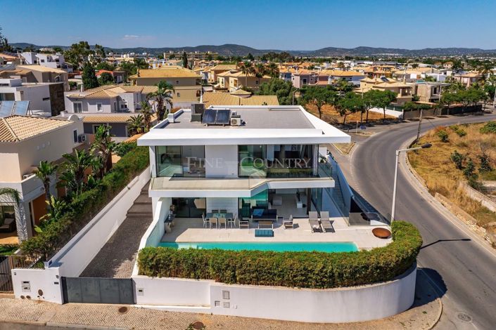 Image No.1-5 Bed Property for sale