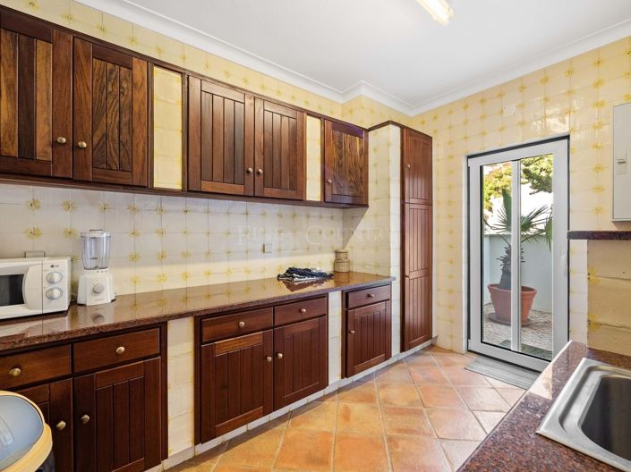 Image No.20-4 Bed Property for sale