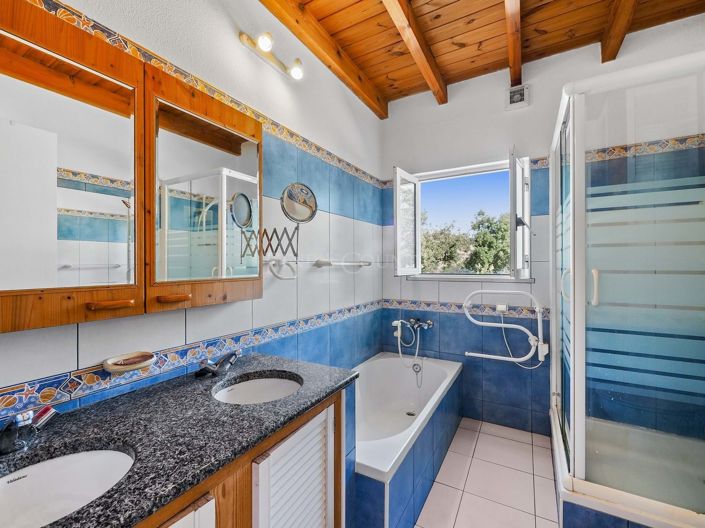 Image No.20-5 Bed Property for sale