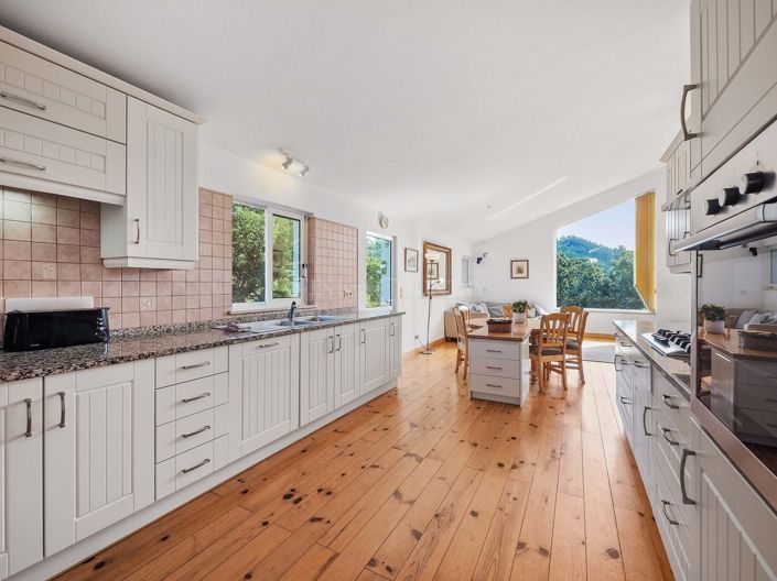 Image No.7-5 Bed Property for sale