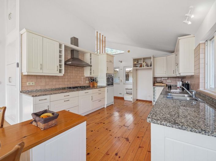 Image No.8-5 Bed Property for sale