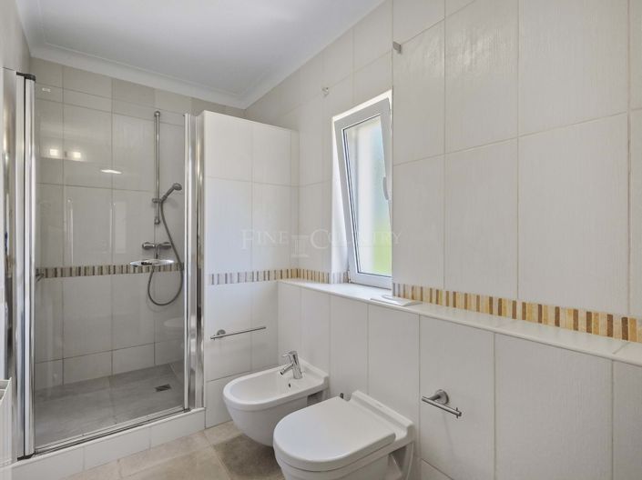 Image No.15-3 Bed Property for sale