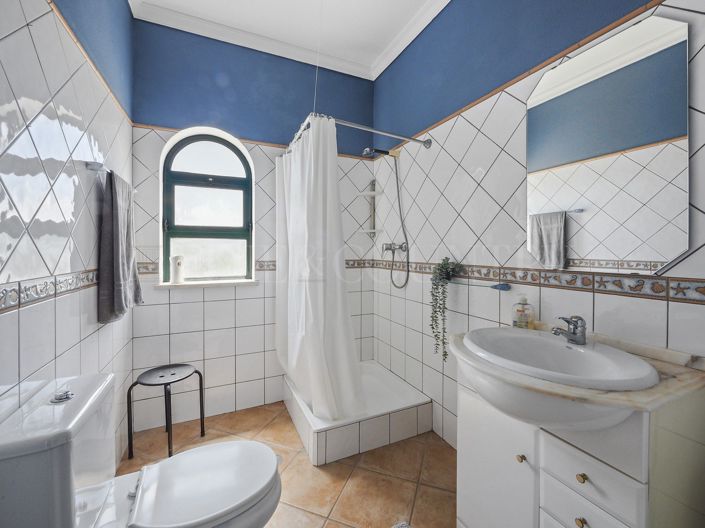 Image No.16-5 Bed Property for sale