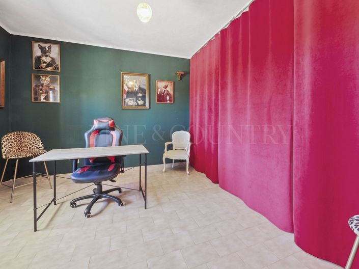 Image No.24-5 Bed Property for sale