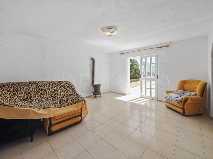Image No.28-5 Bed Property for sale