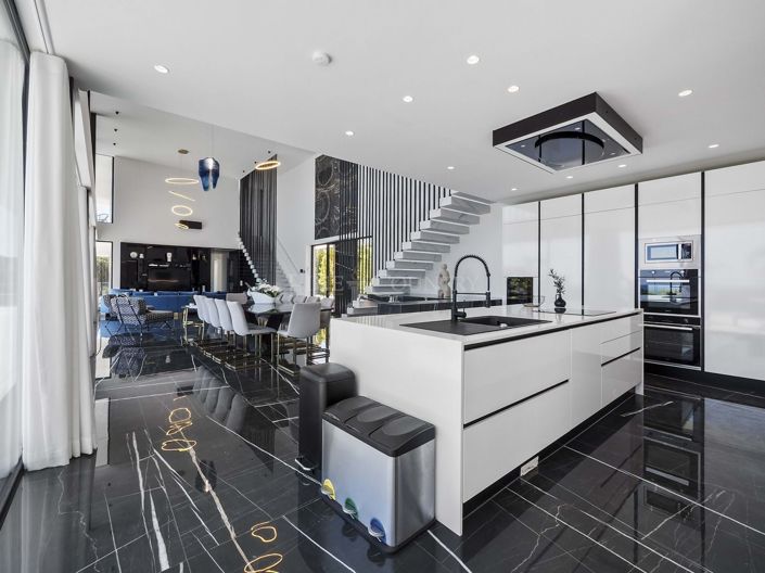 Image No.10-5 Bed Property for sale