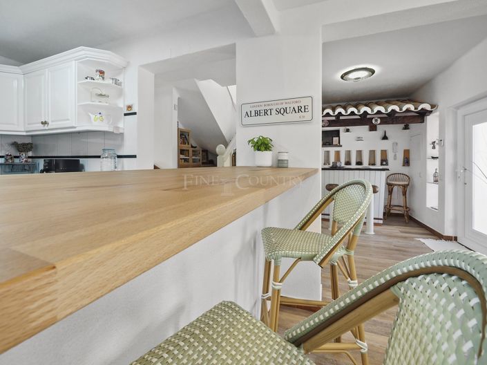 Image No.9-3 Bed Property for sale