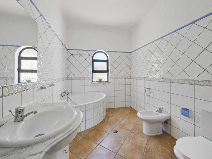 Image No.12-5 Bed Property for sale