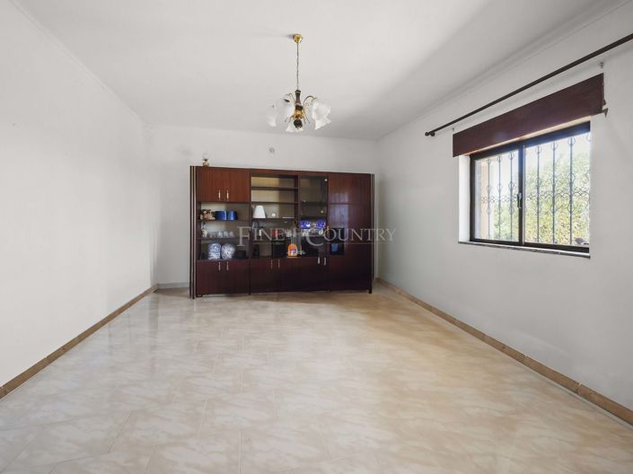 Image No.26-5 Bed Property for sale