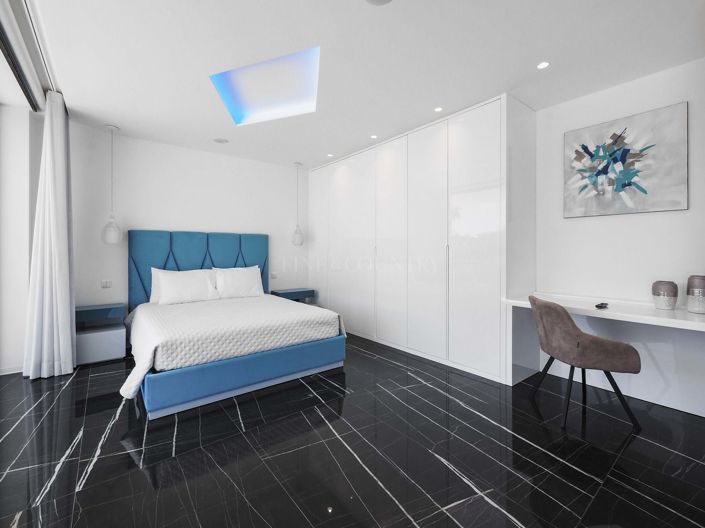 Image No.17-5 Bed Property for sale