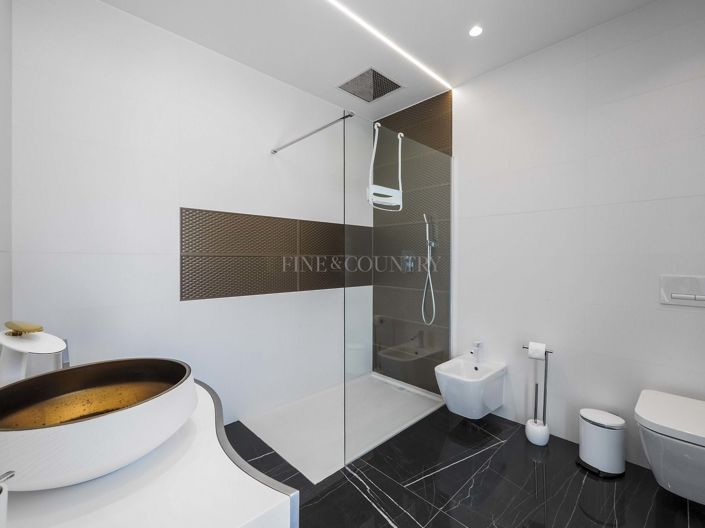 Image No.18-5 Bed Property for sale