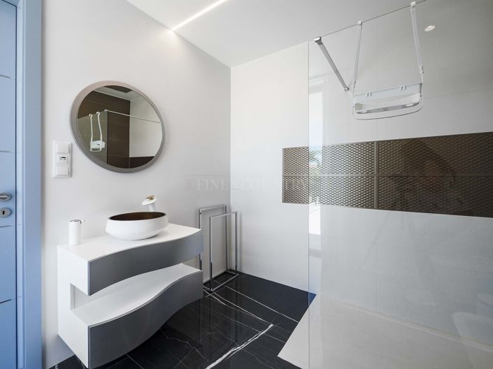 Image No.19-5 Bed Property for sale