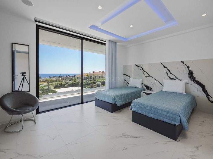 Image No.30-5 Bed Property for sale