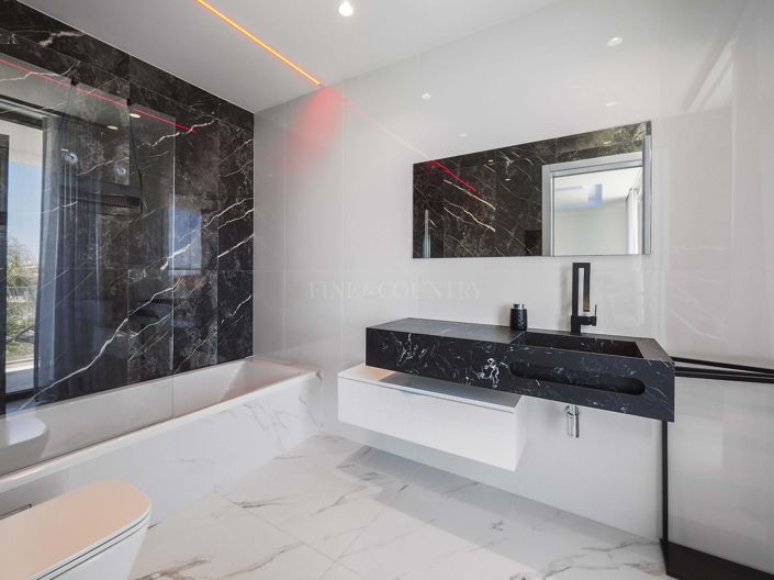 Image No.32-5 Bed Property for sale