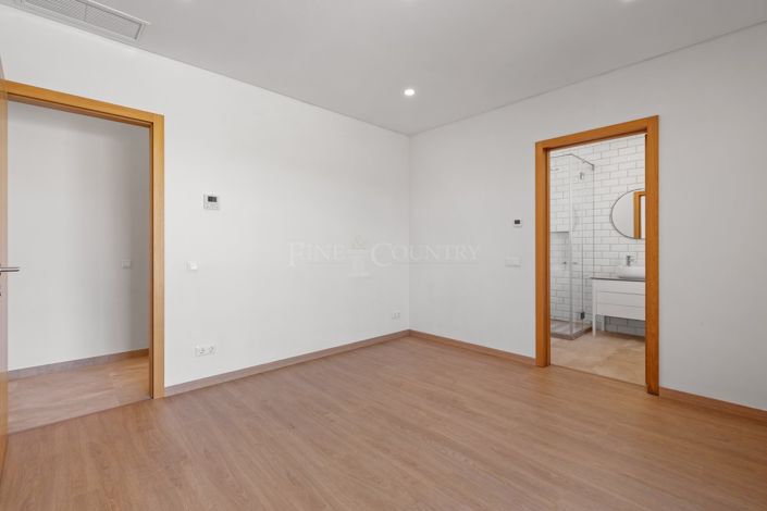 Image No.23-4 Bed Property for sale