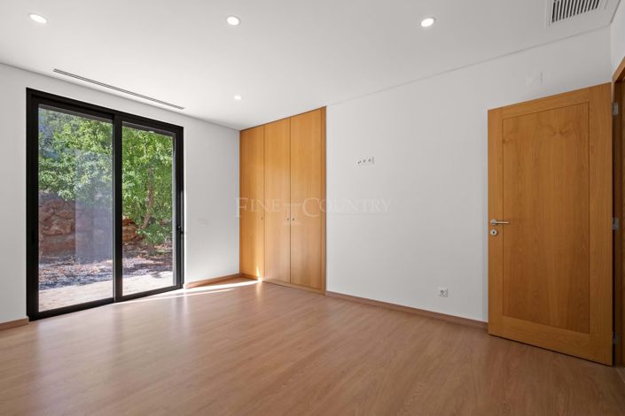 Image No.27-4 Bed Property for sale