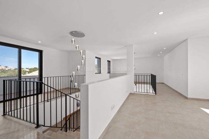 Image No.33-4 Bed Property for sale