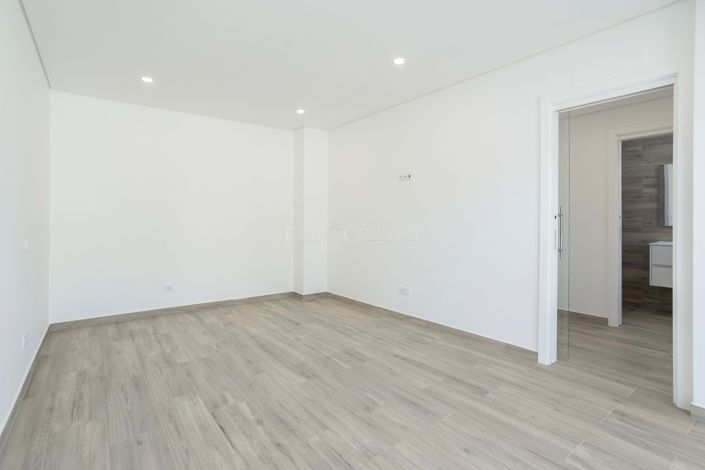 Image No.17-3 Bed Townhouse for sale