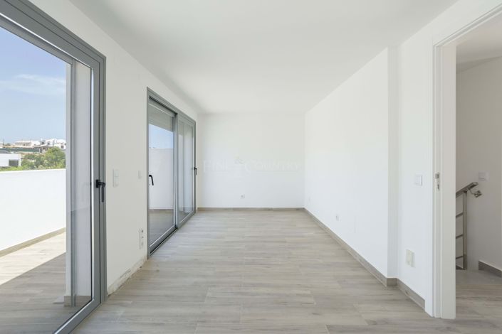 Image No.18-3 Bed Townhouse for sale