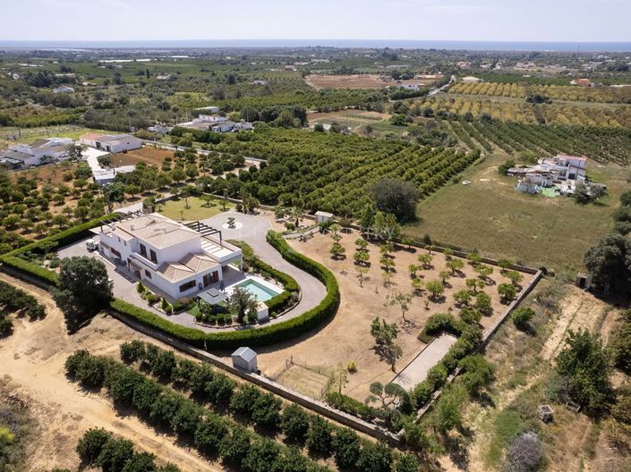 Image No.2-4 Bed Property for sale