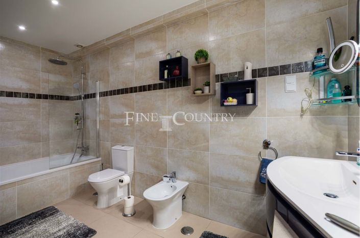 Image No.22-4 Bed Property for sale