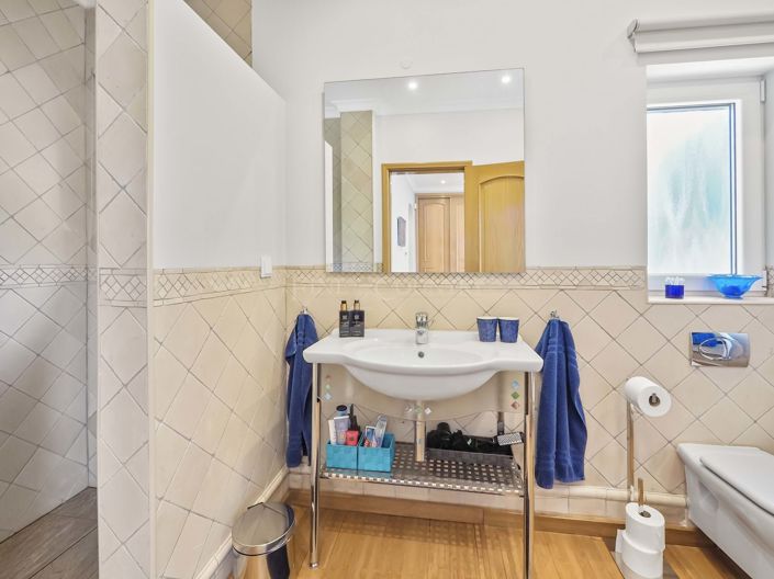 Image No.53-7 Bed Property for sale