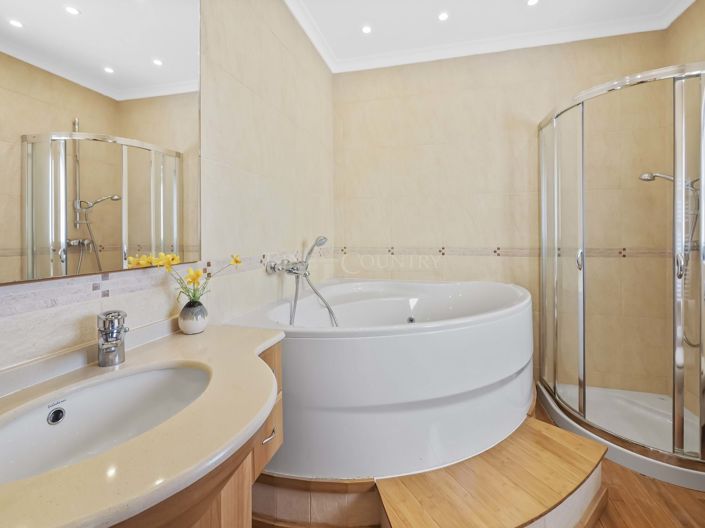 Image No.57-7 Bed Property for sale