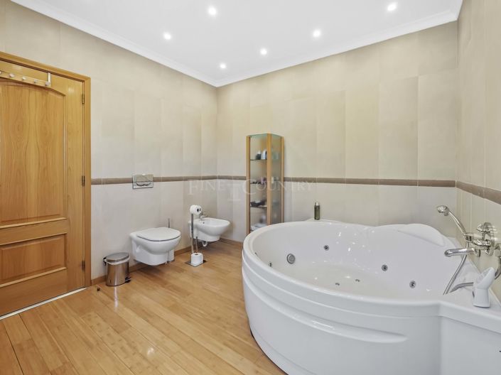 Image No.61-7 Bed Property for sale