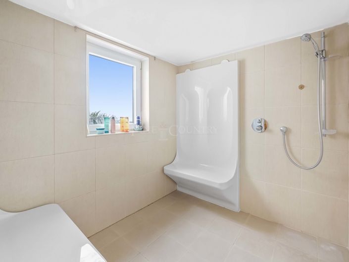 Image No.62-7 Bed Property for sale