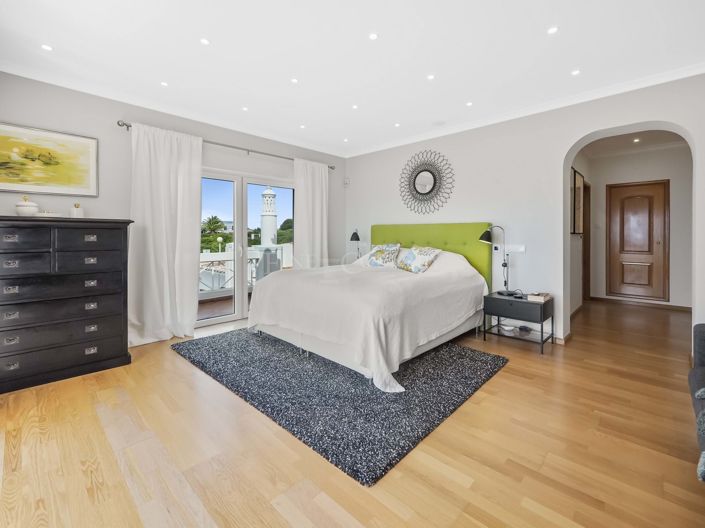 Image No.64-7 Bed Property for sale