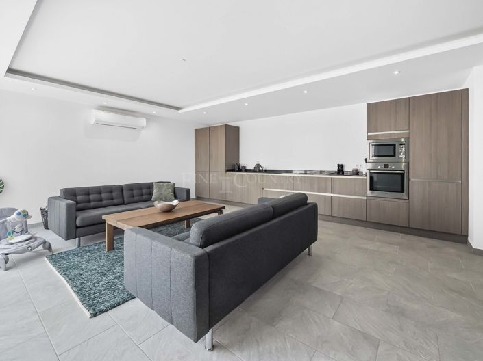 Image No.72-7 Bed Property for sale