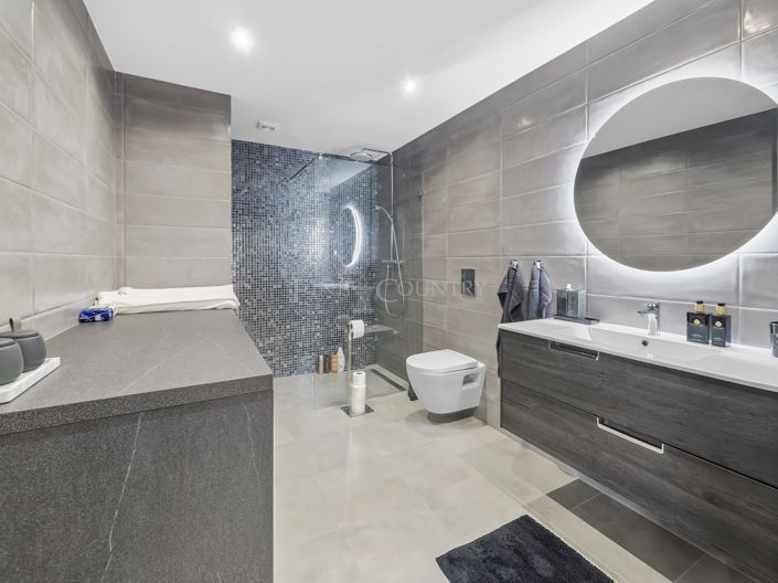 Image No.76-7 Bed Property for sale