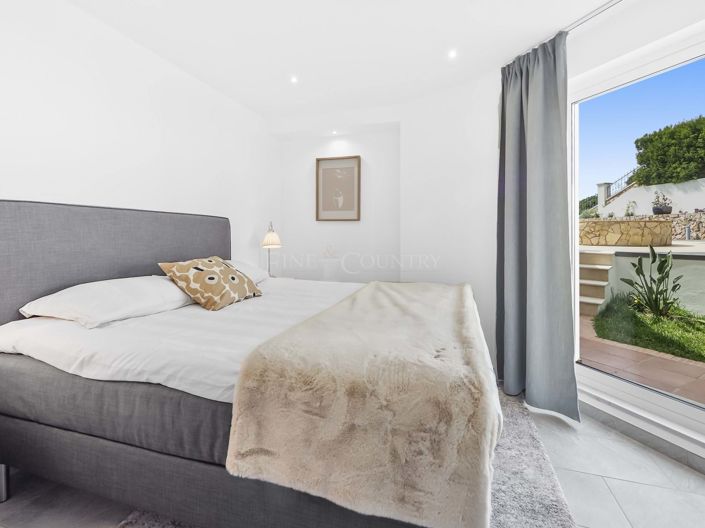 Image No.77-7 Bed Property for sale