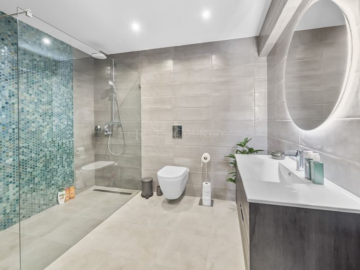 Image No.80-7 Bed Property for sale