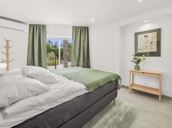 Image No.83-7 Bed Property for sale