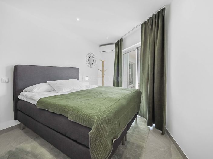 Image No.84-7 Bed Property for sale