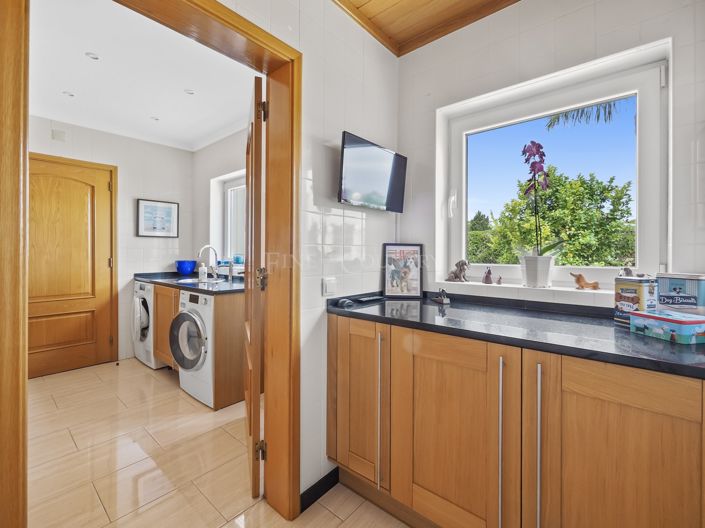 Image No.85-7 Bed Property for sale