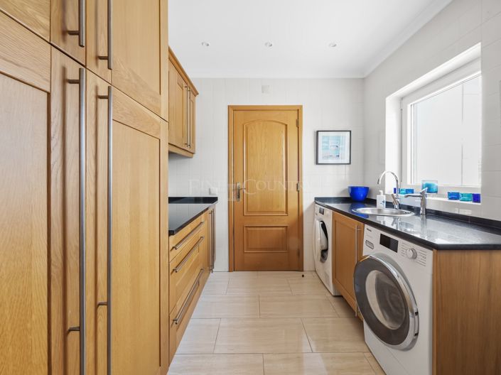 Image No.86-7 Bed Property for sale