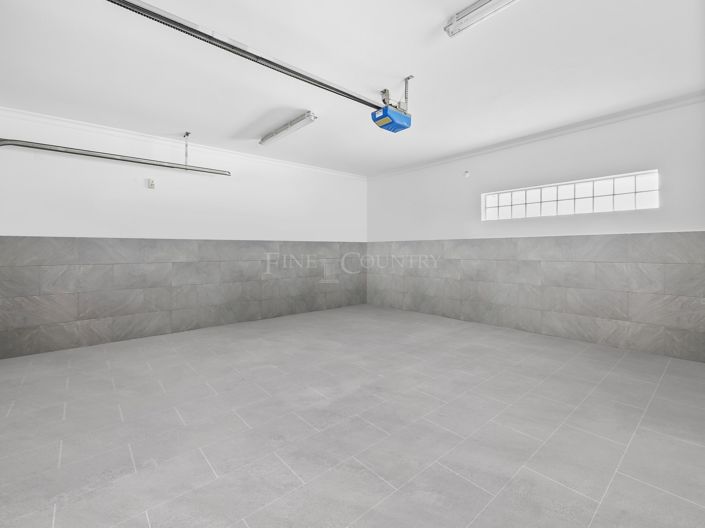 Image No.87-7 Bed Property for sale