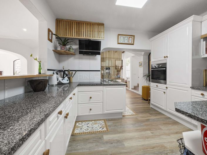 Image No.12-3 Bed Property for sale