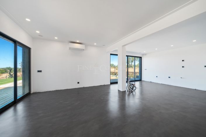 Image No.10-6 Bed Property for sale