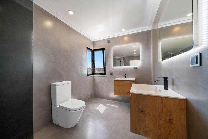 Image No.18-6 Bed Property for sale