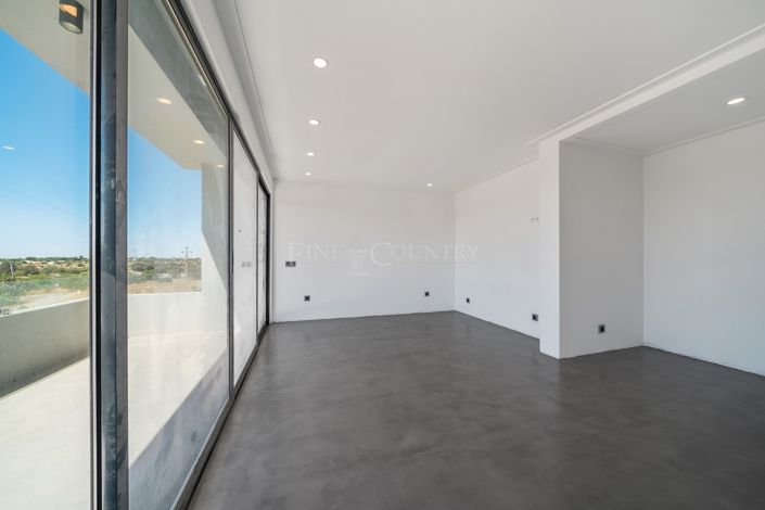 Image No.21-6 Bed Property for sale