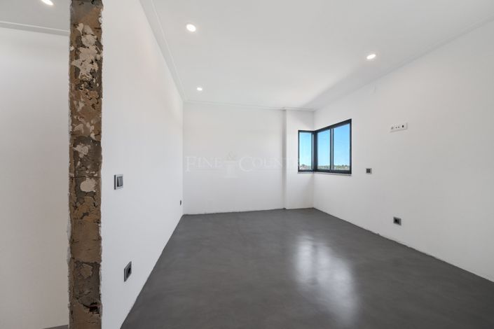 Image No.28-6 Bed Property for sale