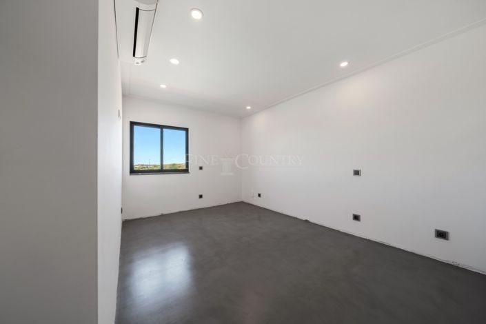 Image No.30-6 Bed Property for sale