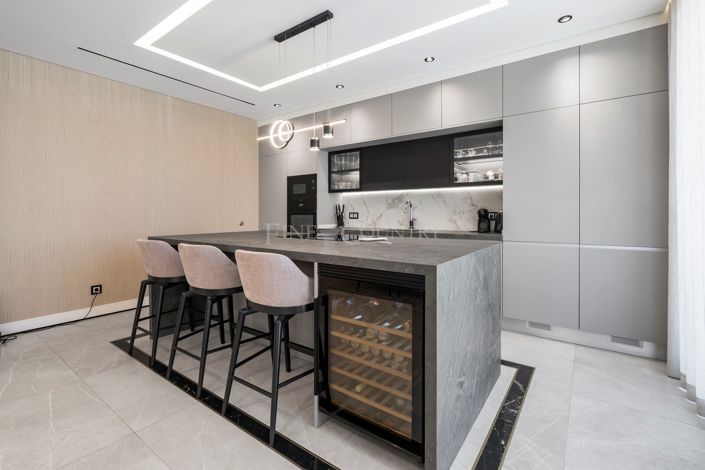 Image No.10-4 Bed Property for sale