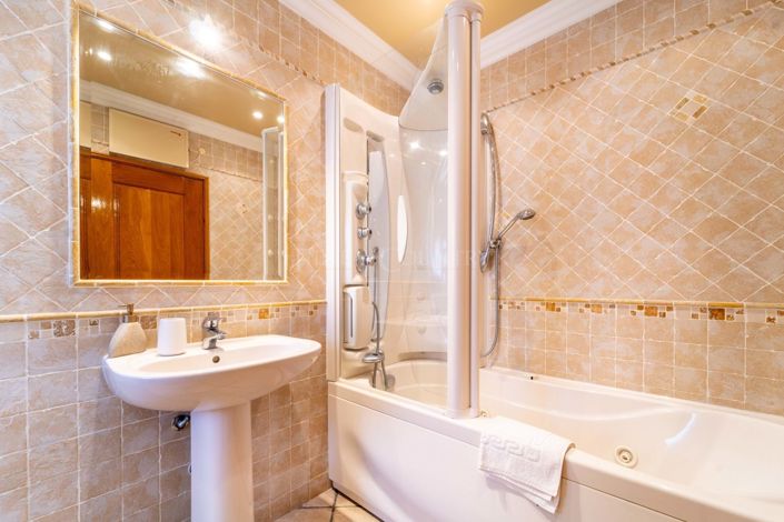 Image No.23-4 Bed Property for sale